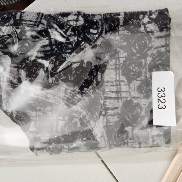 Guess Tank Top Womens Medium Black White Rose Floral Sleeveless Fariegoth - Picture 14 of 14